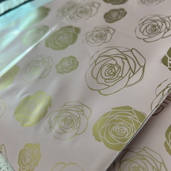 25 pcs Shipping Envelopes Poly Mailers with Gold Roses 6"x9" Inches - Picture 2 of 6